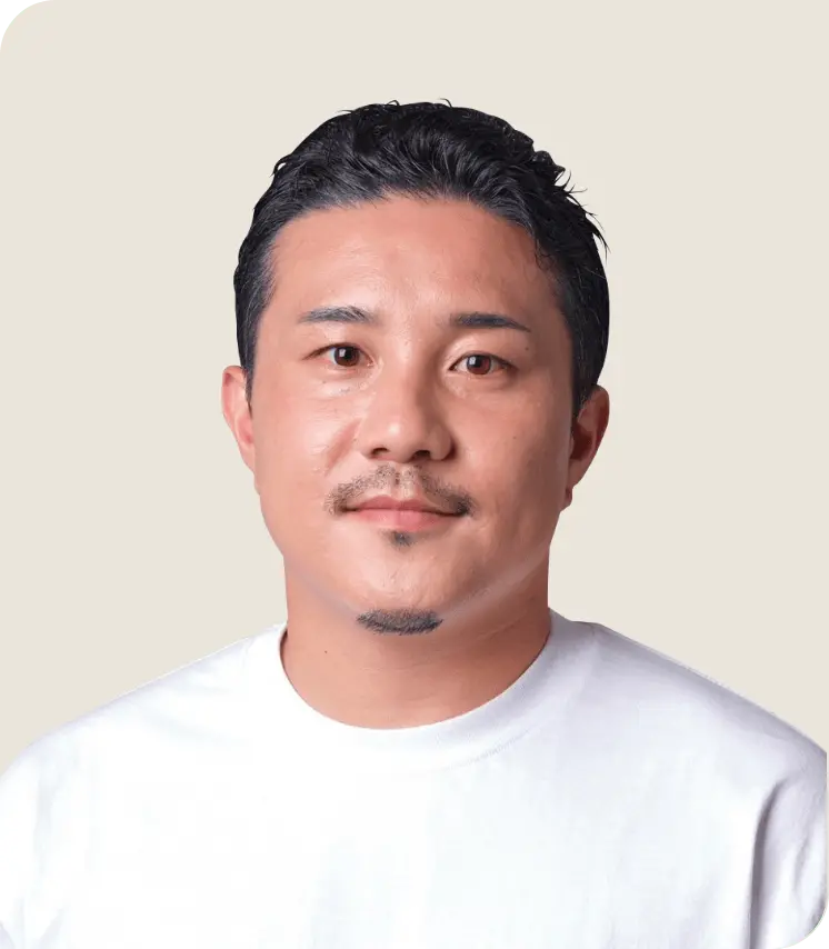 白いTシャツを着た安田理大